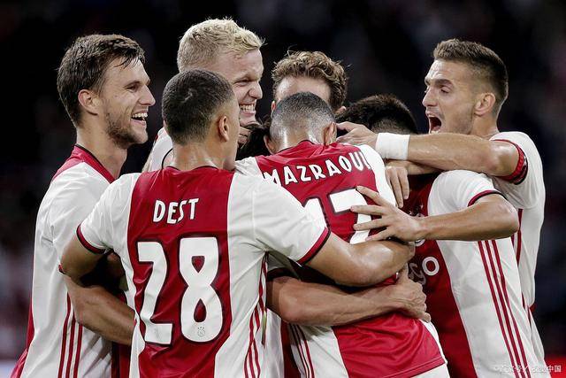 巴黎vs拜仁球迷挂出横幅：滚蛋，财阀纳赛尔！